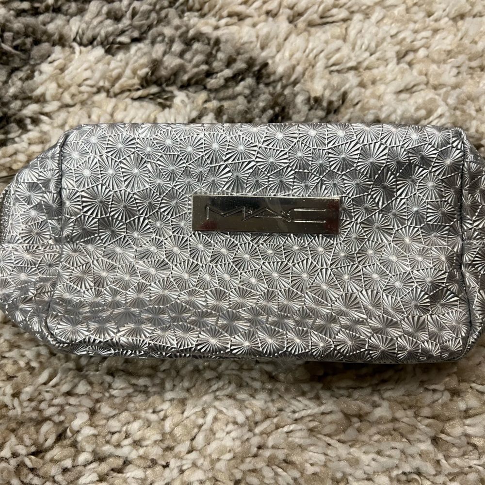 MAC Cosmetics 2024 Small Holiday Makeup Bag Pouch Silver with Zipper NEW